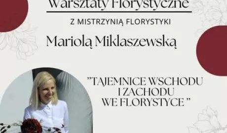 Kobieta z kwiatamy się uśmiecha 
