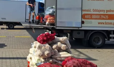 Facet rozładowuje torby z ciężarówki.